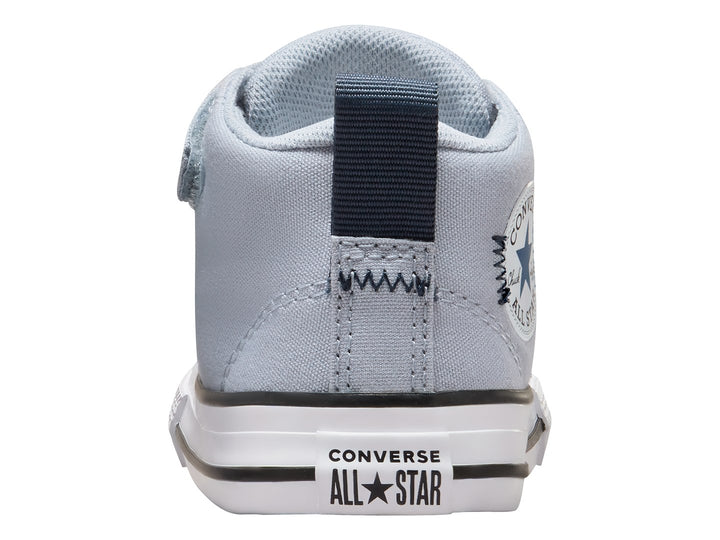 Tenis Converse infantiles color azul claro con cierre de velcro y suela blanca.