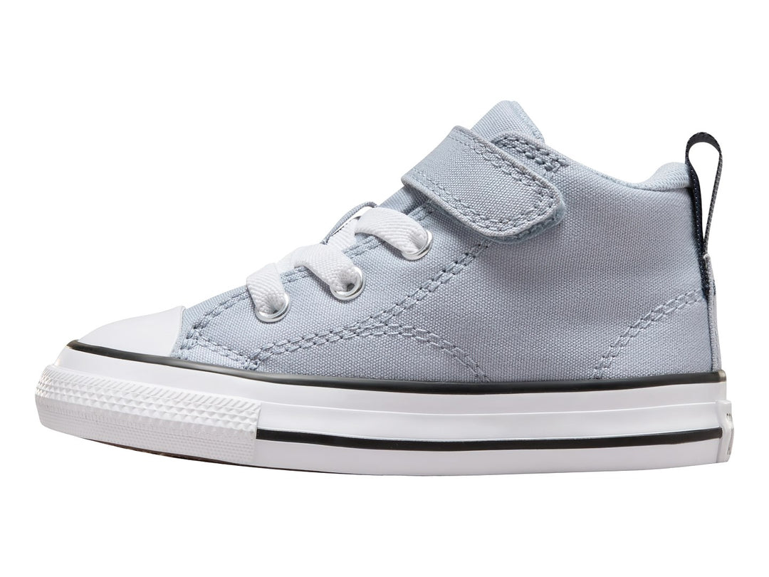 Tenis Converse infantiles color azul claro con cierre de velcro y suela blanca.