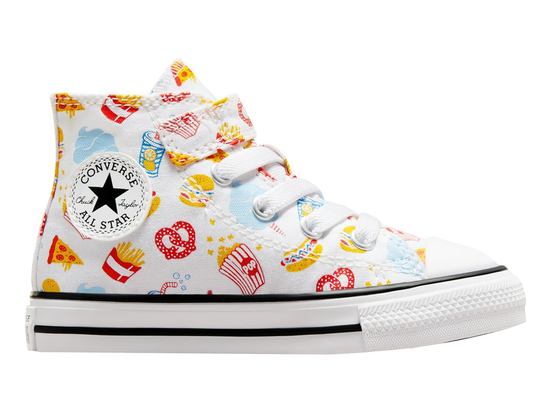 Tenis Converse blancos de bota alta con estampado colorido de snacks como palomitas y pretzels.