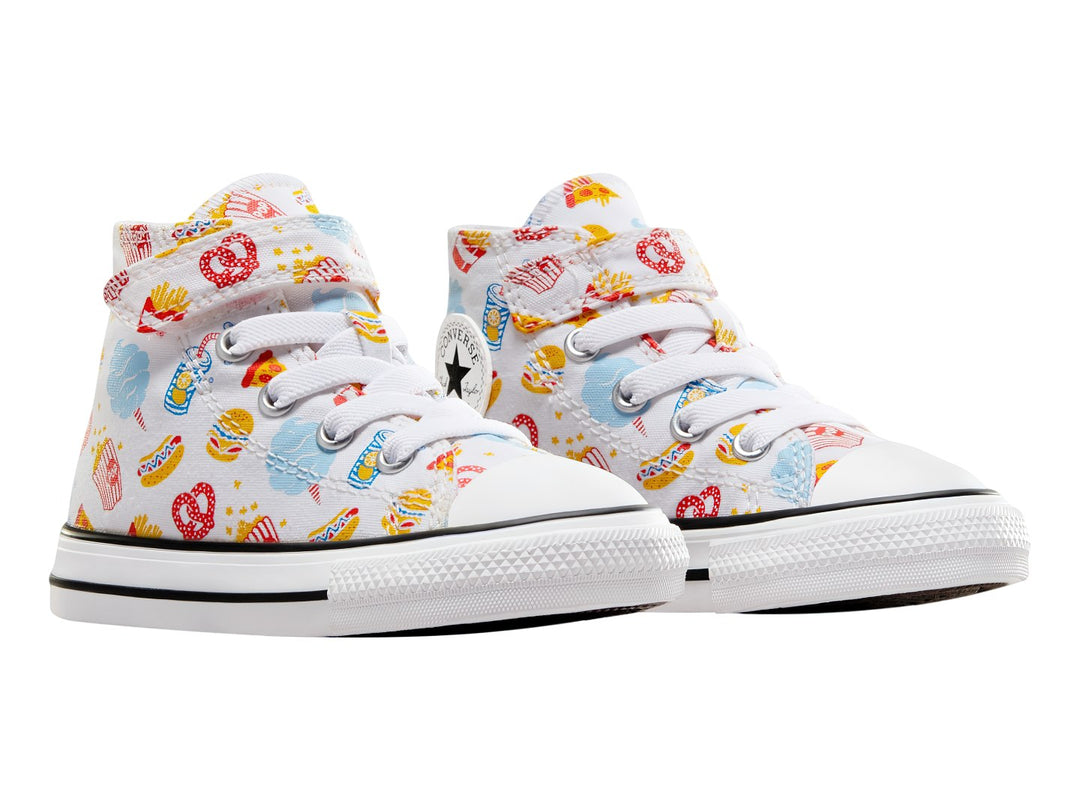 Tenis Converse blancos de bota alta con estampado colorido de snacks como palomitas y pretzels.