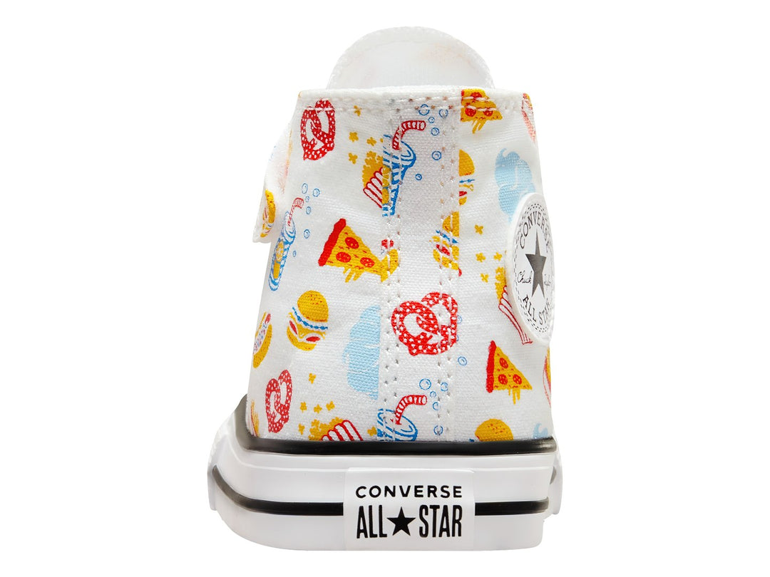 Tenis Converse blancos de bota alta con estampado colorido de snacks como palomitas y pretzels.