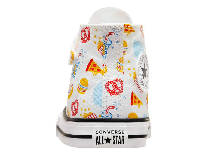 Tenis Converse blancos de bota alta con estampado colorido de snacks como palomitas y pretzels.