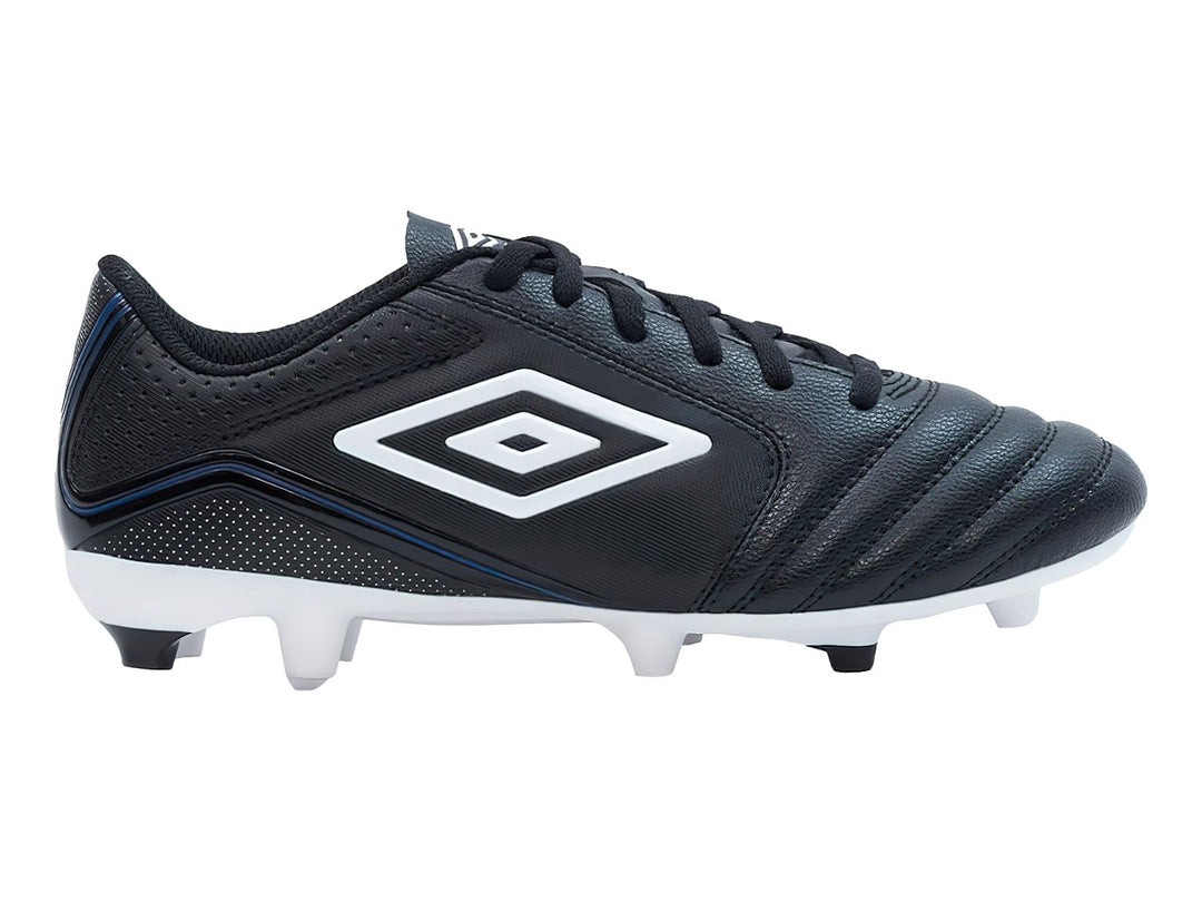 Zapato de fútbol Umbro color negro con detalles y suela en blanco, diseño clásico para pasto natural.