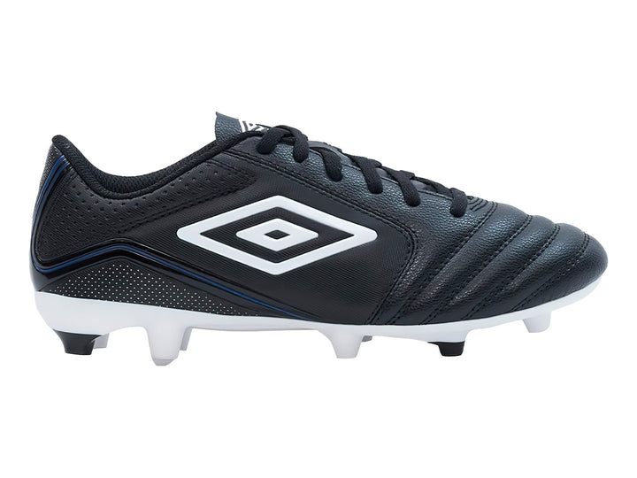 Zapato de fútbol Umbro color negro con detalles y suela en blanco, diseño clásico para pasto natural.