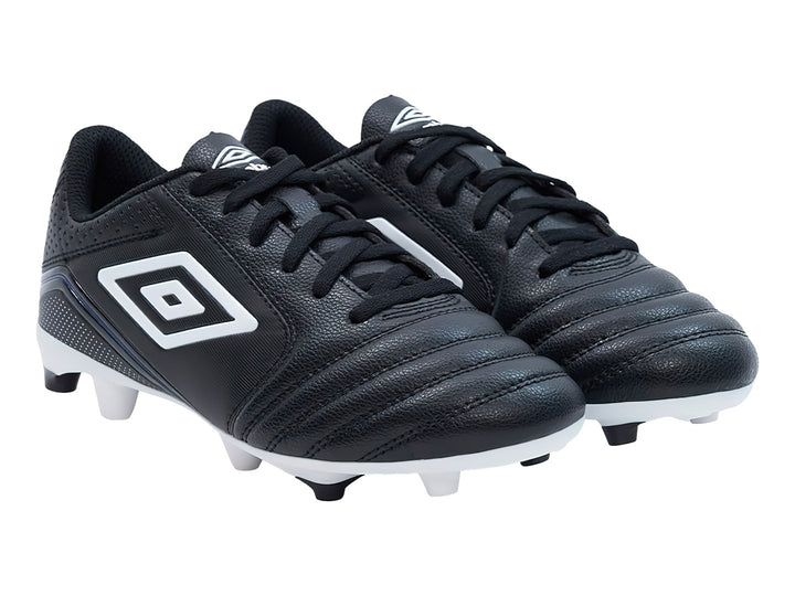 Zapato de fútbol Umbro color negro con detalles y suela en blanco, diseño clásico para pasto natural.