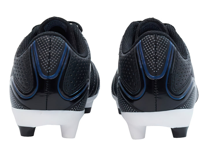 Zapato de fútbol Umbro color negro con detalles y suela en blanco, diseño clásico para pasto natural.