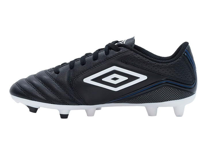 Zapato de fútbol Umbro color negro con detalles y suela en blanco, diseño clásico para pasto natural.