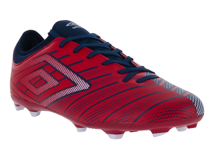 Botín de fútbol Umbro color rojo con detalles en azul y suela blanca con estoperoles.