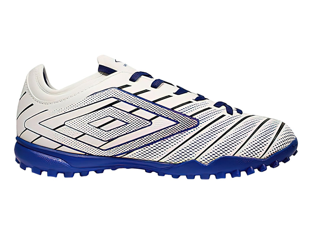 Zapato de fútbol Umbro color blanco con suela azul y detalles lineales en negro.