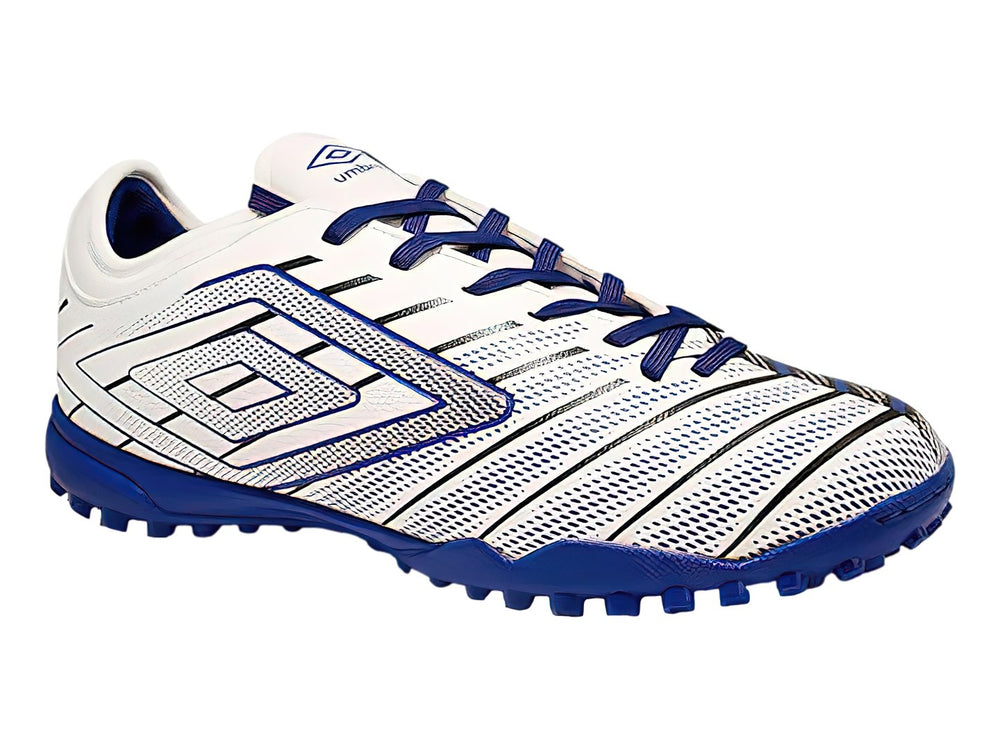 Zapato de fútbol Umbro color blanco con suela azul y detalles lineales en negro.