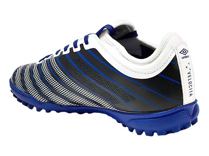Zapato de fútbol Umbro color blanco con suela azul y detalles lineales en negro.