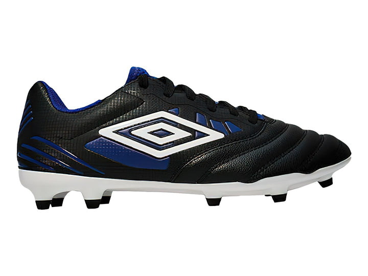 Calzado de fútbol Umbro en color negro con detalles azules y suela blanca con tacos.