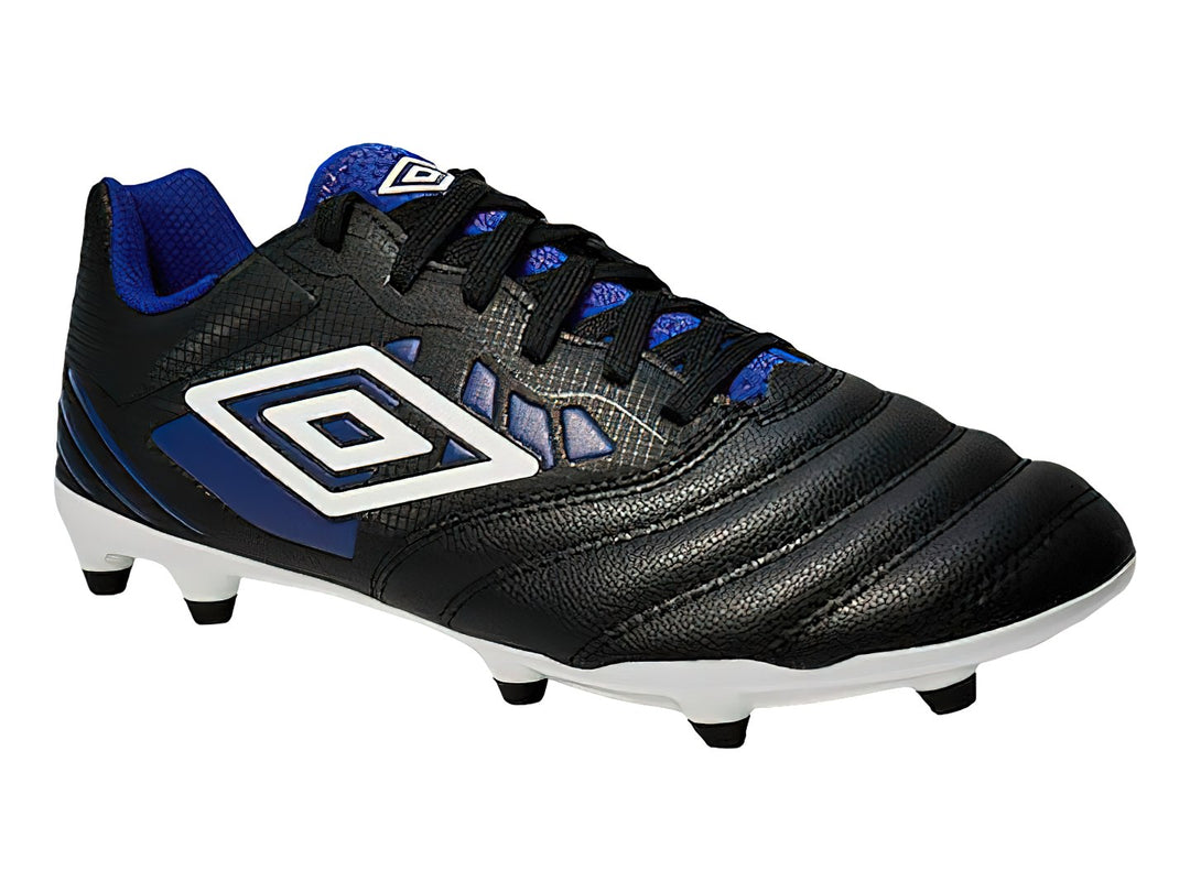 Calzado de fútbol Umbro en color negro con detalles azules y suela blanca con tacos.