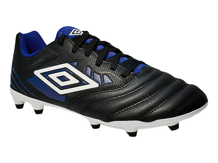 Calzado de fútbol Umbro en color negro con detalles azules y suela blanca con tacos.