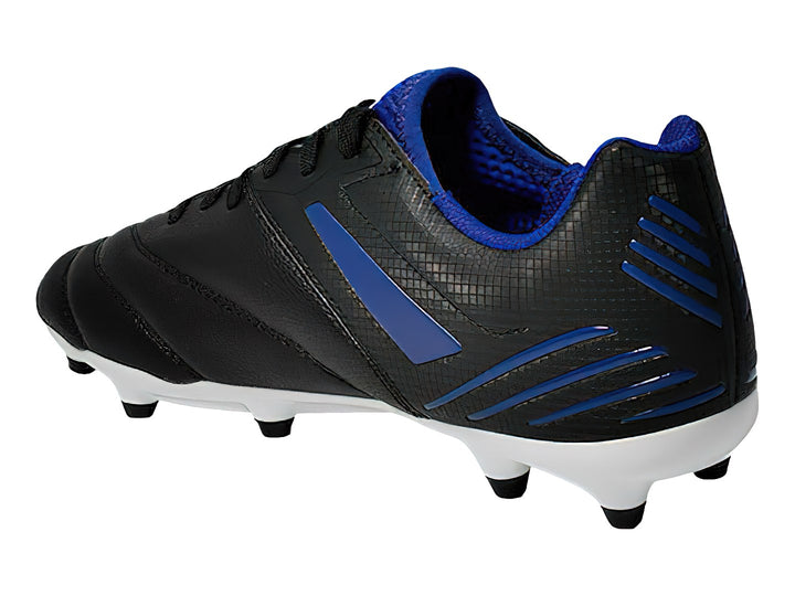 Calzado de fútbol Umbro en color negro con detalles azules y suela blanca con tacos.