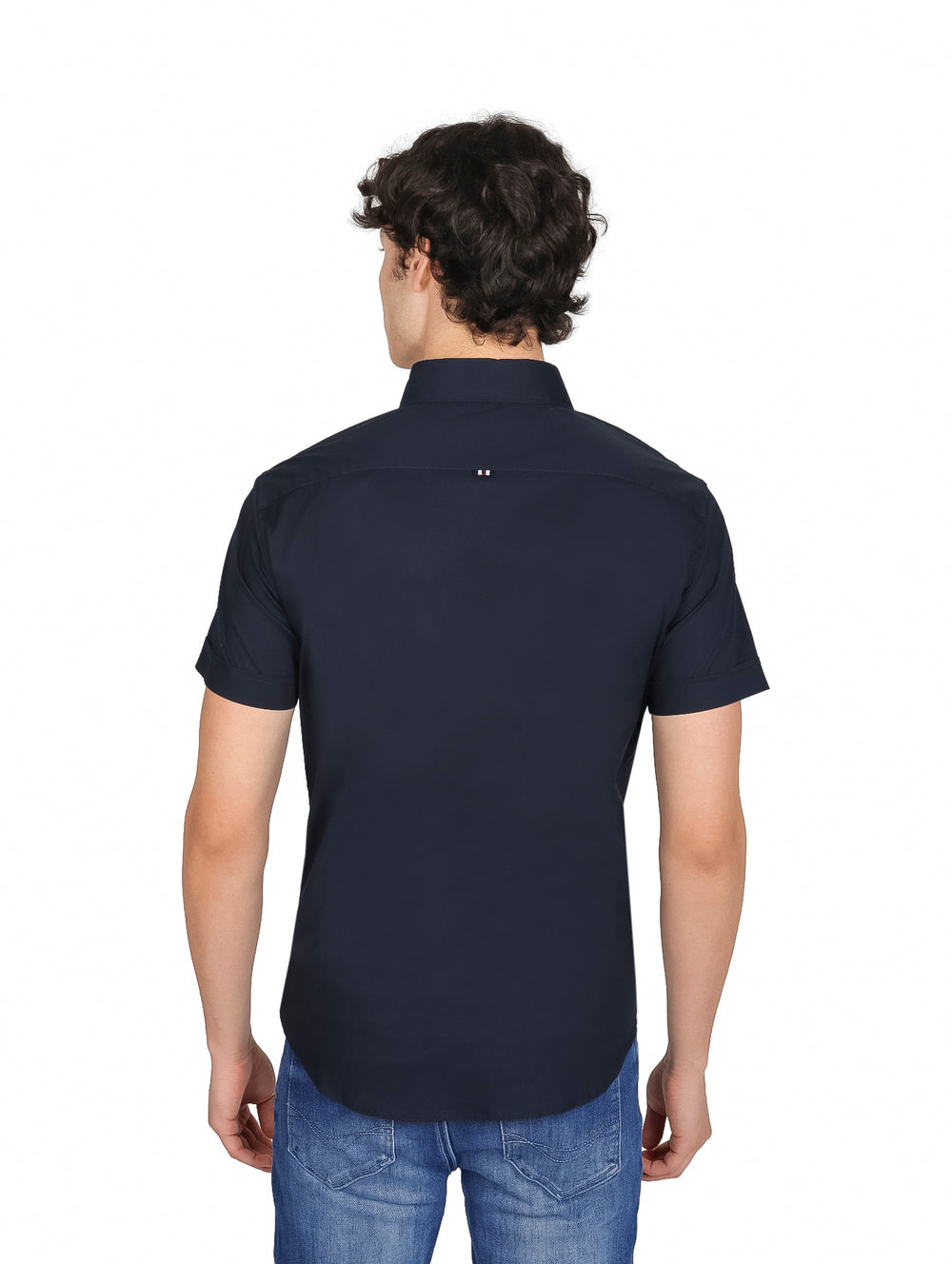Hombre vistiendo una camisa de manga corta color azul marino lisa con cuello y botones.