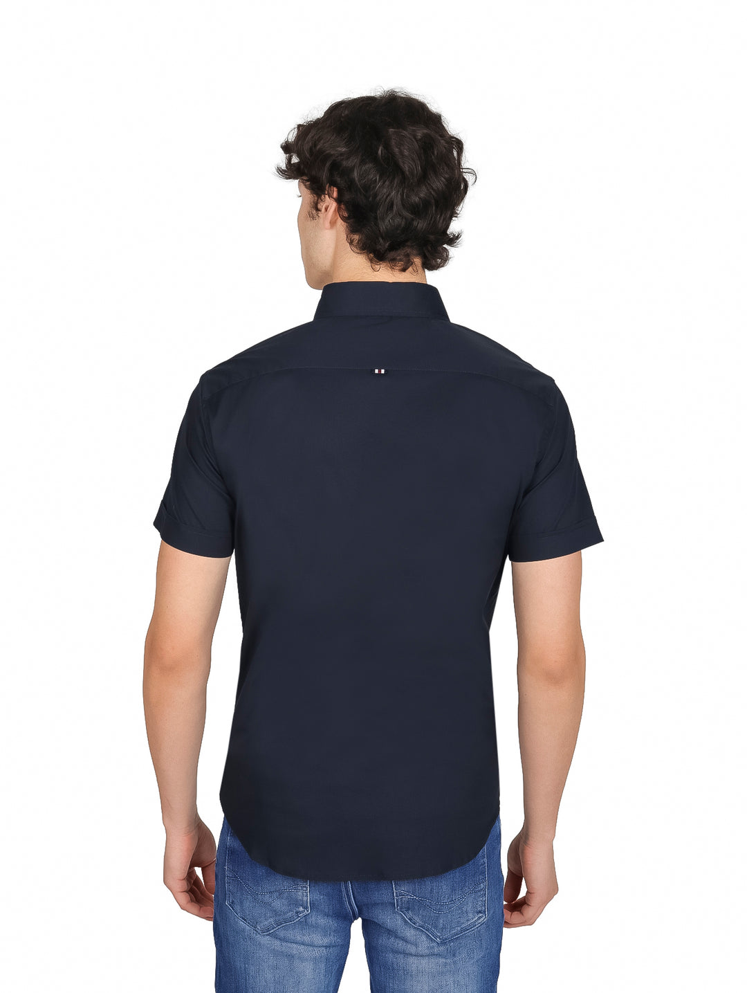Hombre vistiendo una camisa de manga corta color azul marino lisa con cuello y botones.