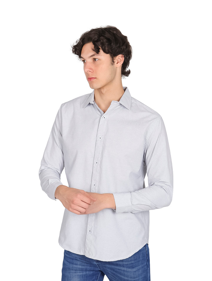 Hombre vistiendo una camisa gris de manga larga con cuello y botones.