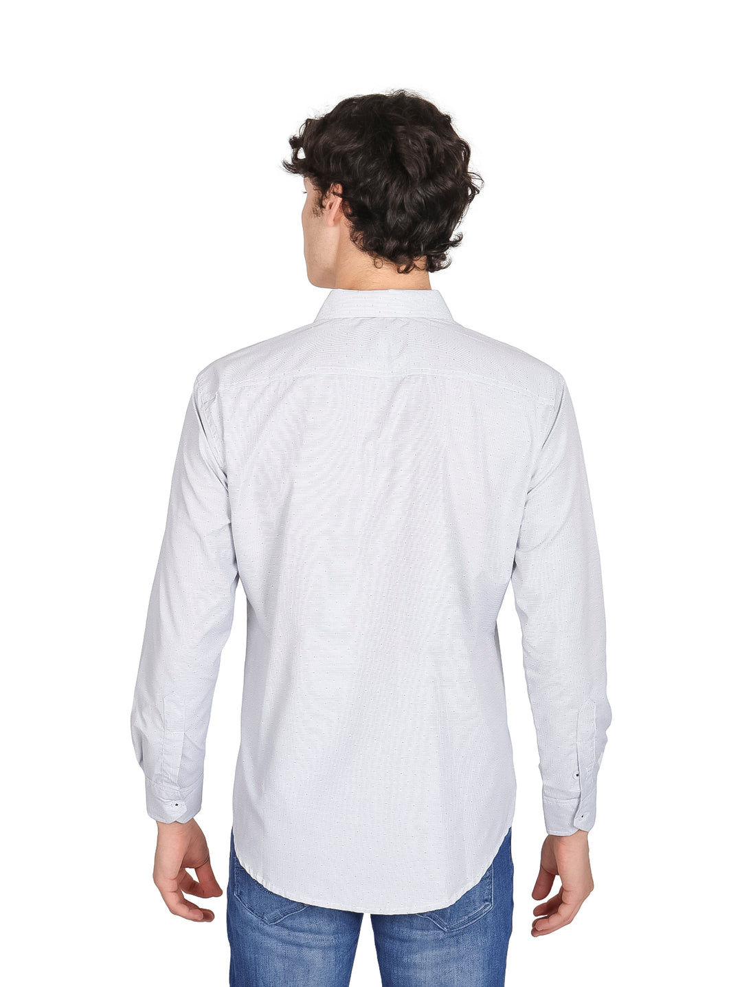 Hombre vistiendo una camisa gris de manga larga con cuello y botones.