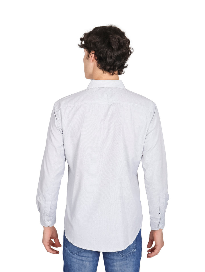 Hombre vistiendo una camisa gris de manga larga con cuello y botones.