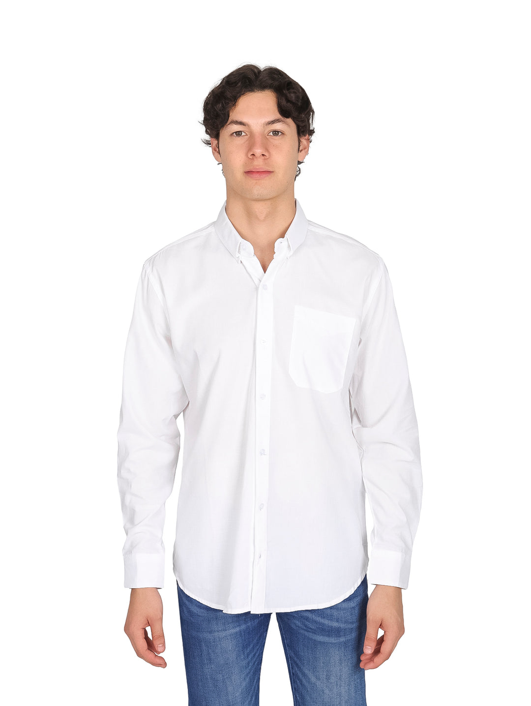 Hombre vistiendo una camisa blanca de manga larga con cuello y un bolsillo frontal.
