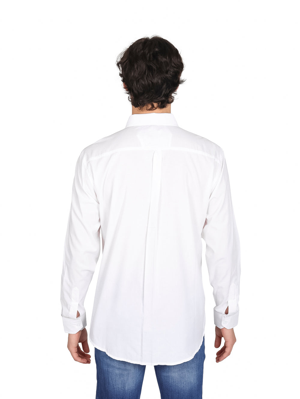Hombre vistiendo una camisa blanca de manga larga con cuello y un bolsillo frontal.