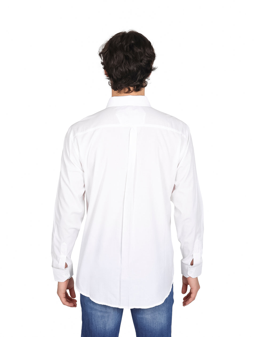 Hombre vistiendo una camisa blanca de manga larga con cuello y un bolsillo frontal.