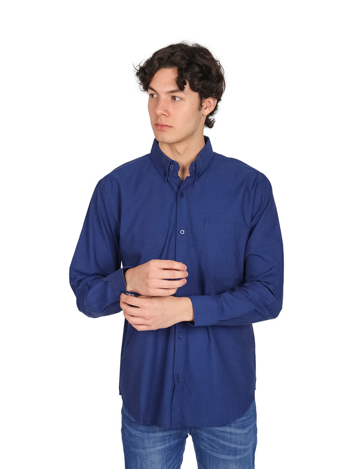 Hombre vistiendo una camisa lisa de color azul marino con manga larga y cuello.