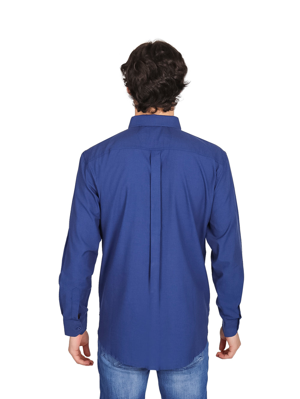 Hombre vistiendo una camisa lisa de color azul marino con manga larga y cuello.
