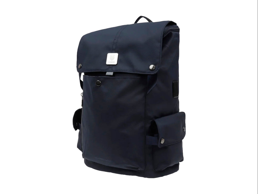 Mochila K-Swiss color negro con diseño juvenil, compartimento frontal con cierre y bolsillos laterales.