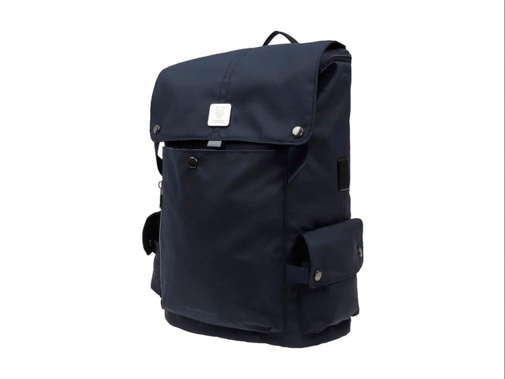 Mochila K-Swiss color negro con diseño juvenil, compartimento frontal con cierre y bolsillos laterales.