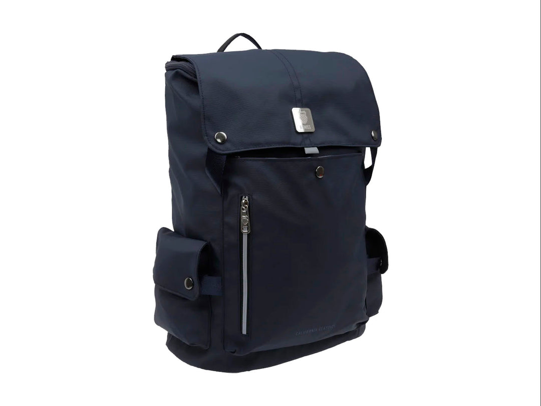 Mochila K-Swiss color negro con diseño juvenil, compartimento frontal con cierre y bolsillos laterales.