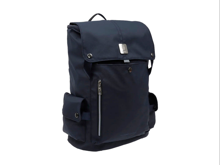 Mochila K-Swiss color negro con diseño juvenil, compartimento frontal con cierre y bolsillos laterales.