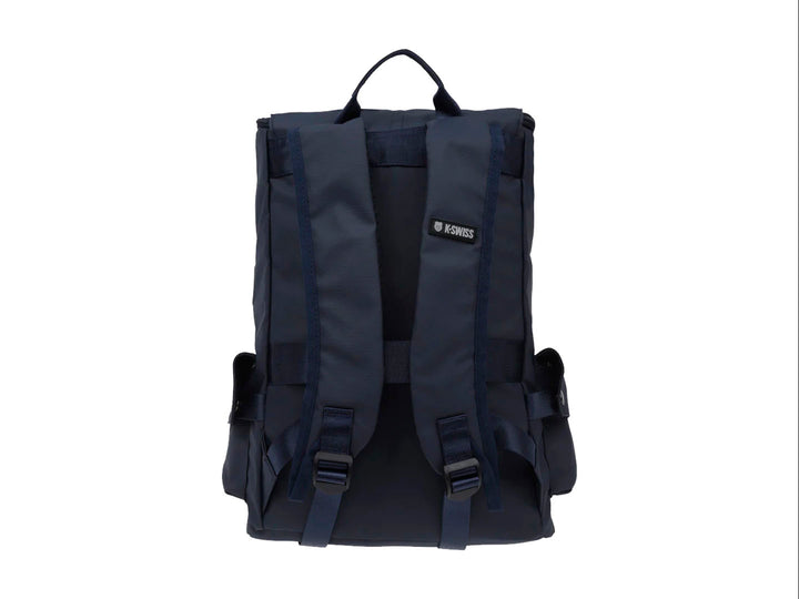 Mochila K-Swiss color negro con diseño juvenil, compartimento frontal con cierre y bolsillos laterales.
