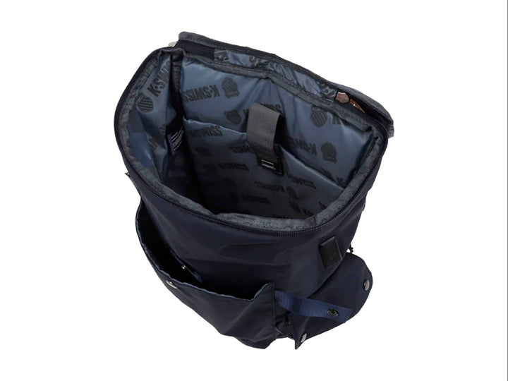 Mochila K-Swiss color negro con diseño juvenil, compartimento frontal con cierre y bolsillos laterales.