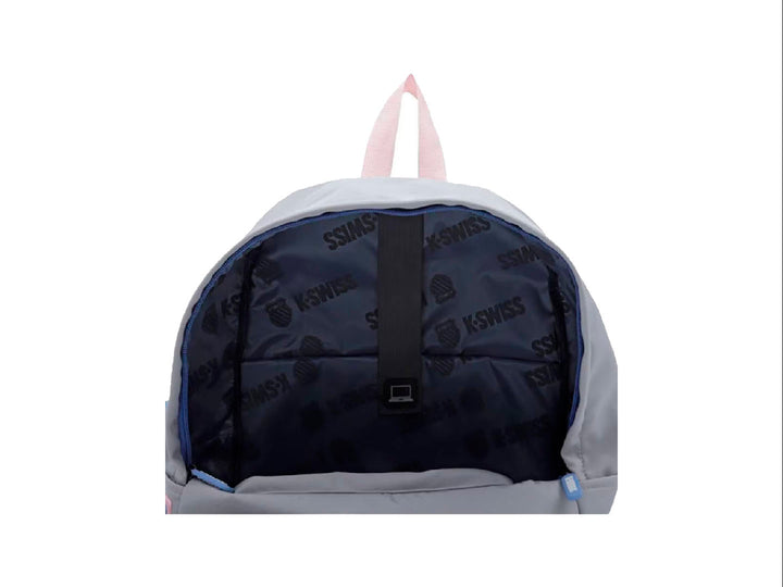 Mochila K-Swiss color gris claro con detalles en azul y rosa, ideal para uso escolar juvenil.