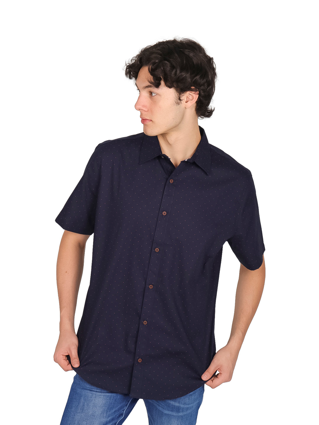 Hombre vistiendo una camisa casual de manga corta en color azul marino con un sutil patrón de puntos.