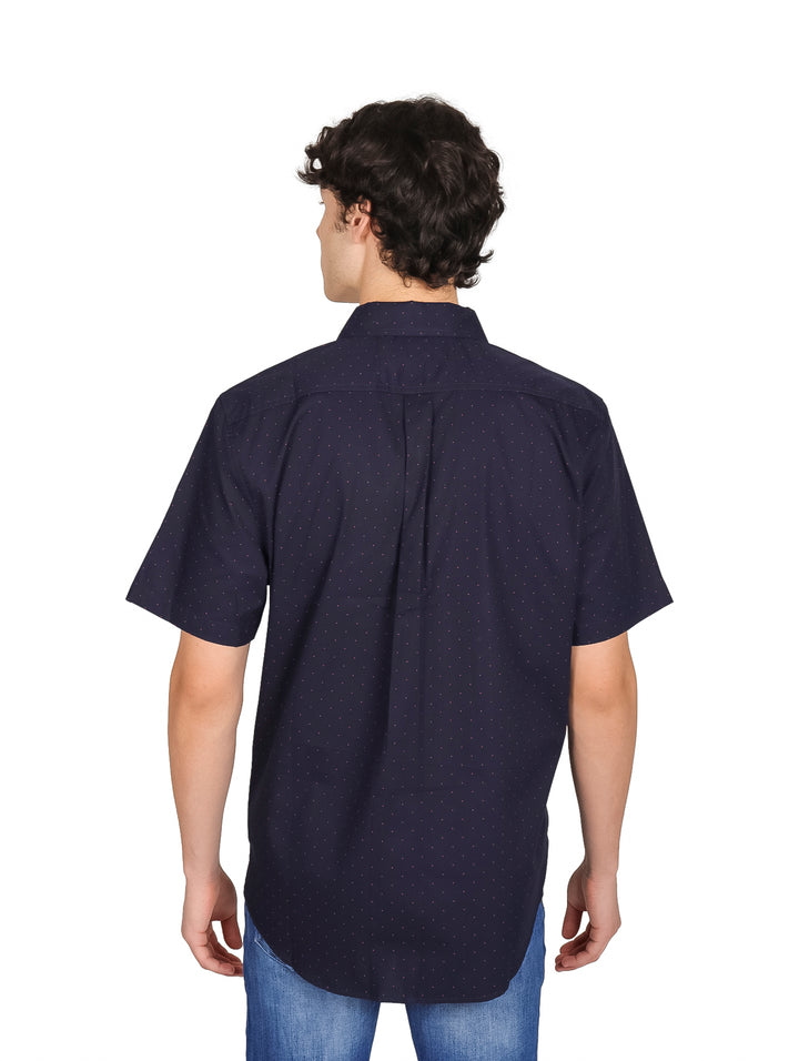 Hombre vistiendo una camisa casual de manga corta en color azul marino con un sutil patrón de puntos.