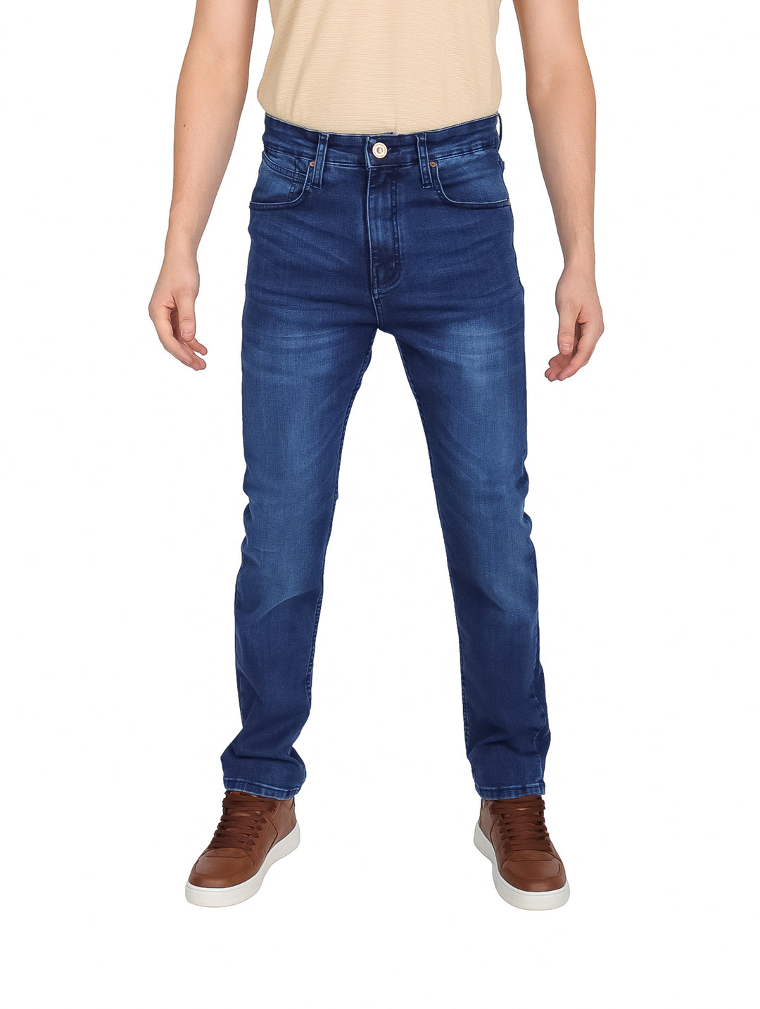 Hombre vistiendo pantalones jeans slim fit color azul marino con calzado café.
