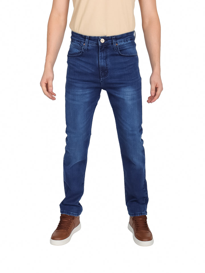 Hombre vistiendo pantalones jeans slim fit color azul marino con calzado café.
