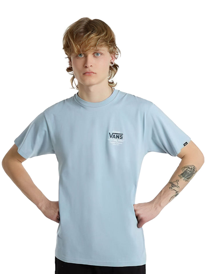 Hombre vistiendo una camiseta de manga corta color azul claro de la marca VANS.