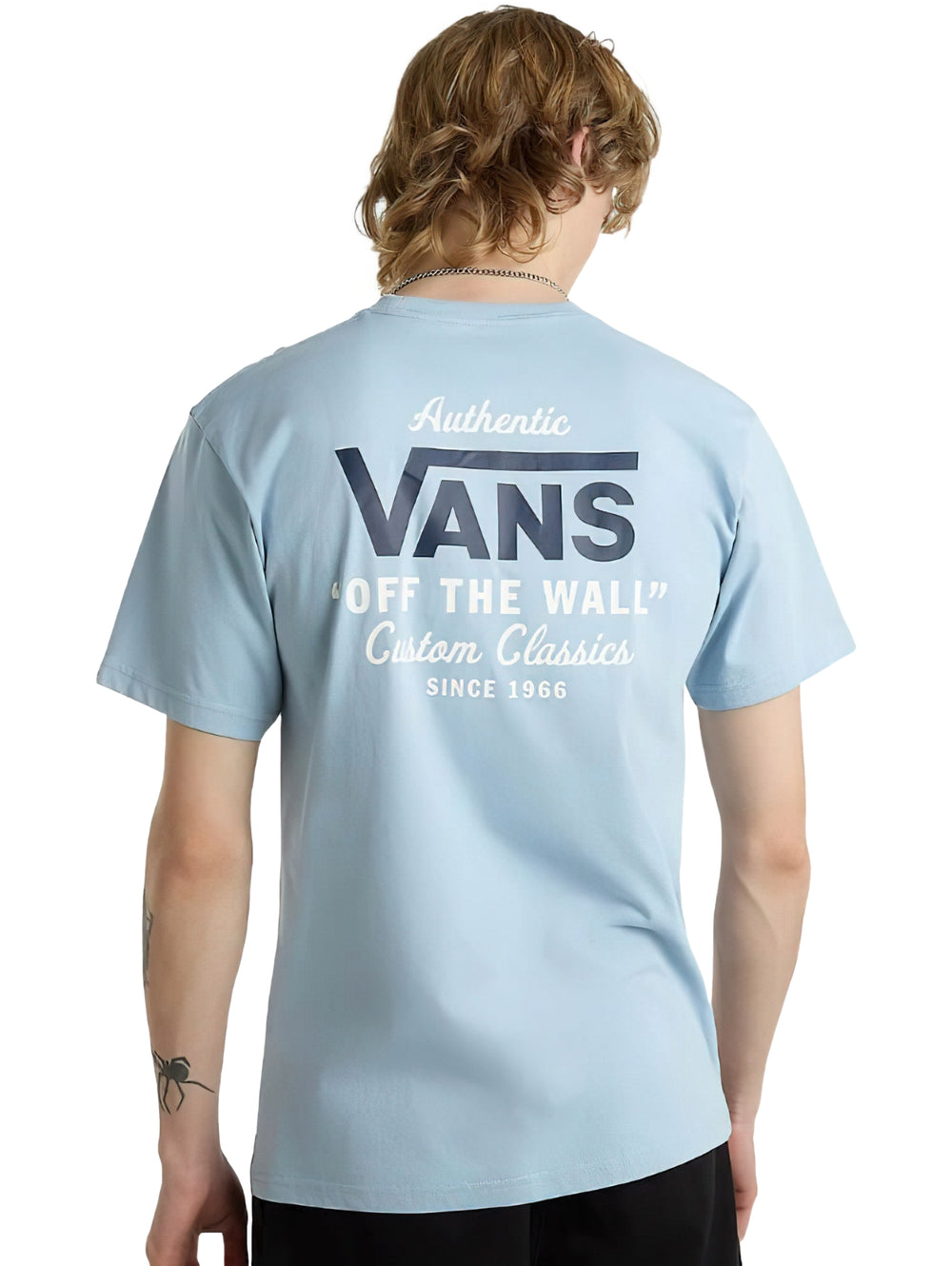 Hombre vistiendo una camiseta de manga corta color azul claro de la marca VANS.