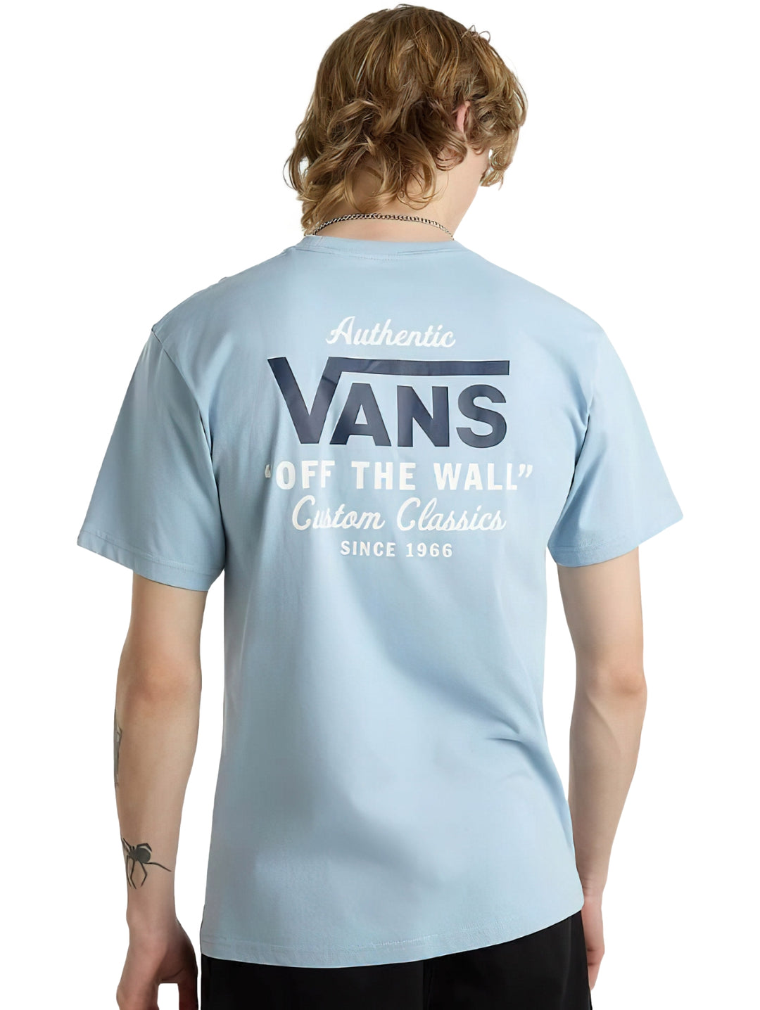Hombre vistiendo una camiseta de manga corta color azul claro de la marca VANS.