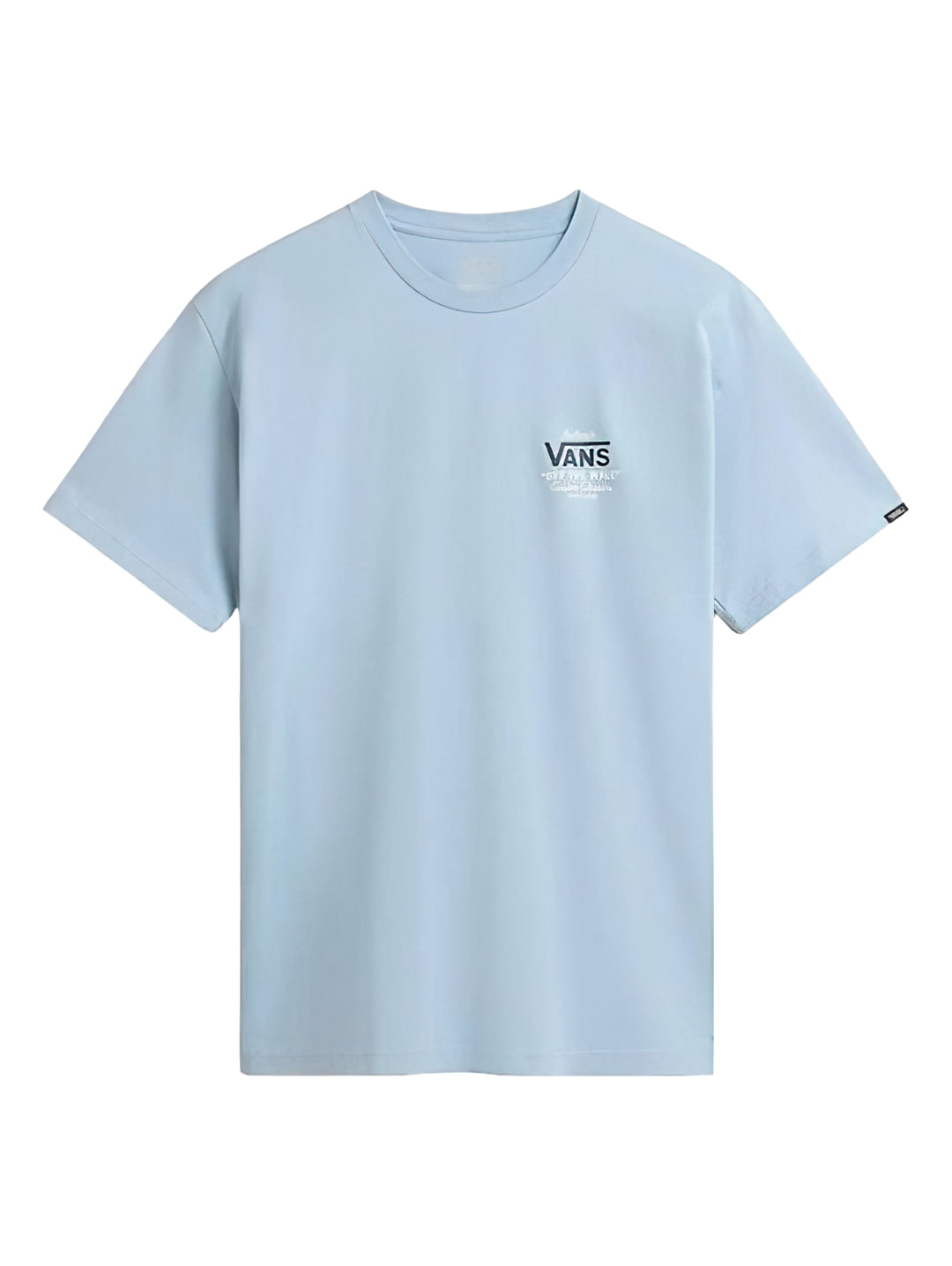 Hombre vistiendo una camiseta de manga corta color azul claro de la marca VANS.