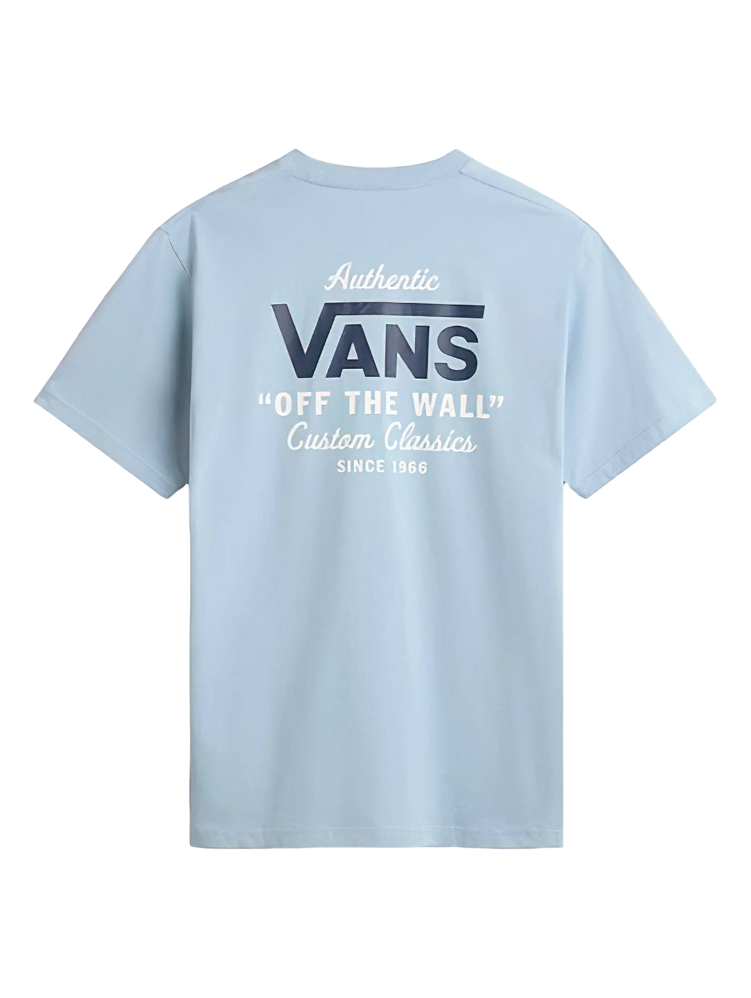 Hombre vistiendo una camiseta de manga corta color azul claro de la marca VANS.
