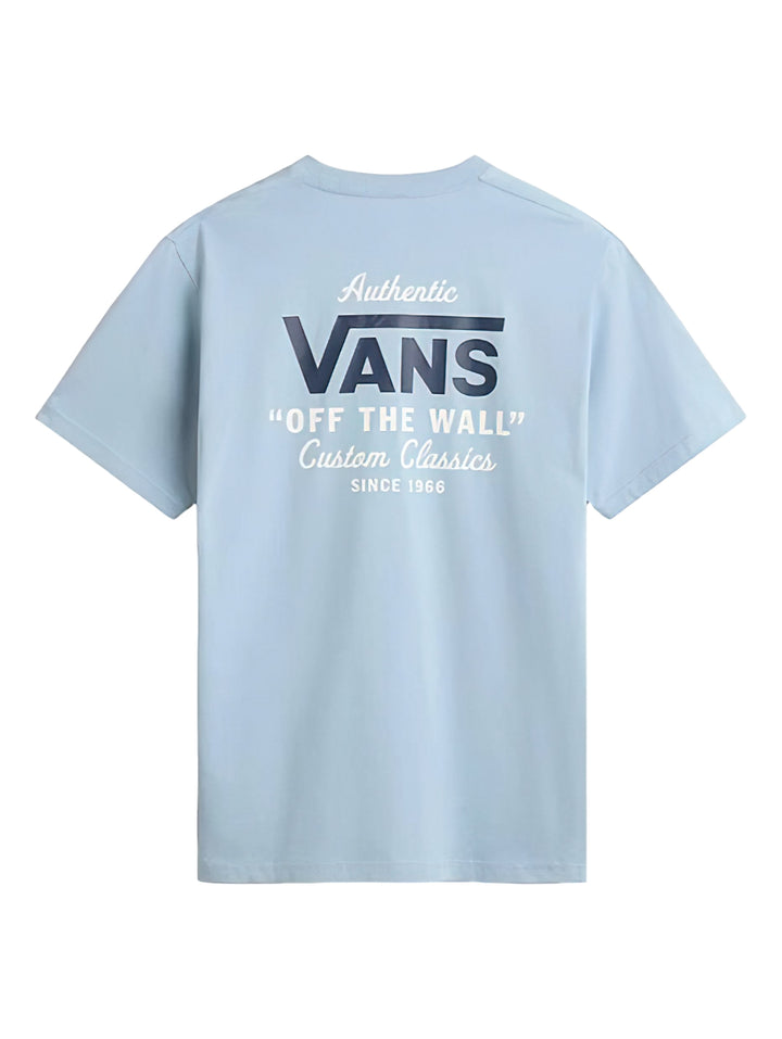 Hombre vistiendo una camiseta de manga corta color azul claro de la marca VANS.