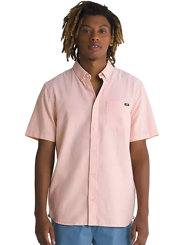 Hombre vistiendo una camisa de manga corta color copper tan de la marca Vans con un bolsillo frontal.