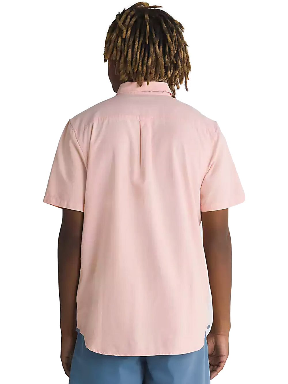 Hombre vistiendo una camisa de manga corta color copper tan de la marca Vans con un bolsillo frontal.