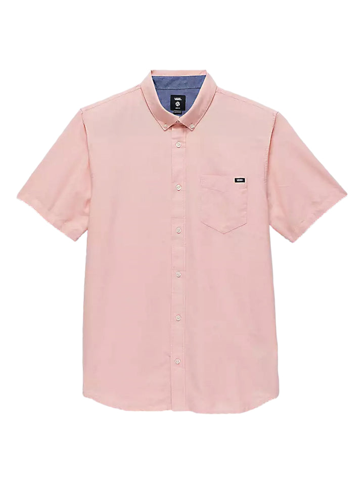 Hombre vistiendo una camisa de manga corta color copper tan de la marca Vans con un bolsillo frontal.