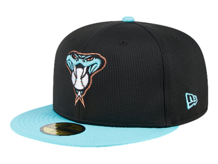 Gorra New Era negra con visera celeste y bordado de una serpiente en el frente.